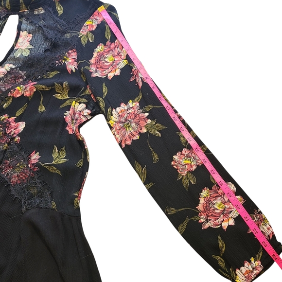 Daytrip Black Floral Lace Cutout Blouse Women’s Size Large Long Sleeve Peplum - Picture 12 of 13